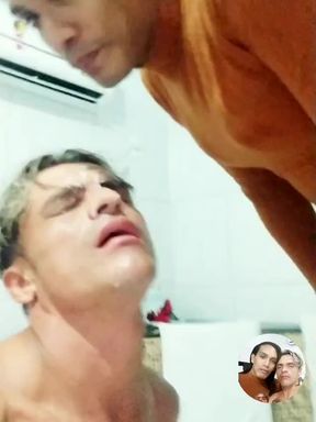 Marcelohard leva porra na cara da travesti Emily Britto