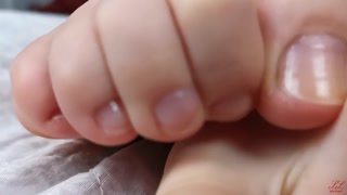 Closeup Dirtytalk body and foot tease *English* - Leyla Lovegood