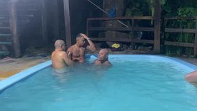 suruba na piscina da chacara com loira ruiva e morena