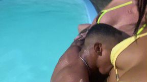 suruba na piscina da chacara com loira ruiva e morena