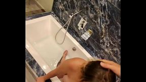 DUO anal dans une salle de bain en verre Dans cette belle villa la salle de ...