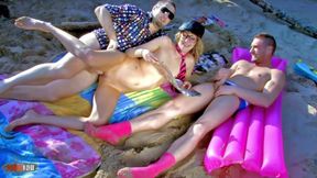 Skinny blonde Evy Sky double penetration at the beach