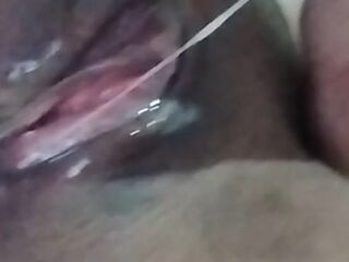 Vagabunda exibindo a sua buceta cremosa na cam depois do orgasmo.