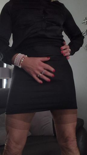 Holly cums and eats her cum