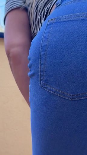 Desperate jeans pee wetting outdoor   Clip 2