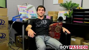 Amateur homo Kevin Grover shows off assets before wank off
