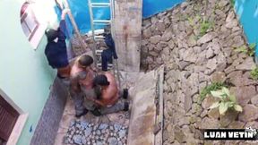 os peoes na obra, fazem sexo escondidos do patrao