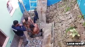 os peoes na obra, fazem sexo escondidos do patrao