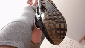 Chick in tight yoga pants and dirty Nikes exposes her excellent body, fc173h 720p