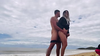 FUDENDO GOSTOSO NA PRAIA