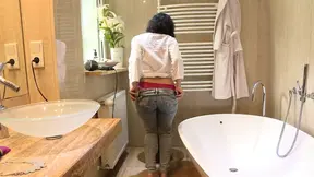 Indian Bhabhi nude shower video showing her desi choot