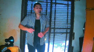 Горячий испанец чувственно ласкает свой огромный член, пока не кончит.