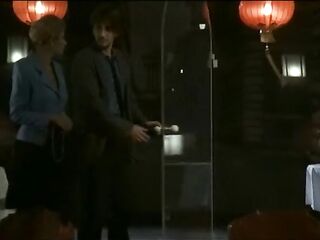 Vintage tinto brass-moglie troia apre le gambe al ristorante cinese per farsi spiare da guardone