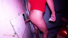 Fodendo no glory-hole do swing com estranhos, sem camisinha, e eles gozando na buceta. No final acabei ficando menstruada.