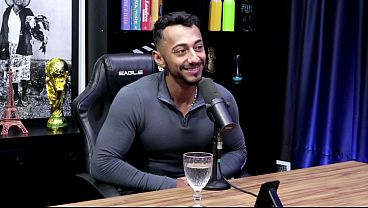 ENTREVISTADO GOSTOSO DE PODCAST &Eacute_ ARROMBADO PELO RODRIGO APRESENTADOR DOTADO