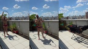 regando as plantas e estendendo roupa peladao