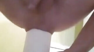 Orgasme explosif et gicleur d'un amateur gay lors d'une pénétration anale profonde avec fist-fucking.