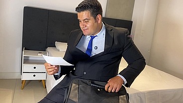 YURI GAÚCHO - ENCONTREI UM MASTURBADOR DENTRO DA MALA - URSO BRASILEIRO XXL TOCANDO PUNHETA COM BRINQUEDO DO COLEGA DA EMPRESA
