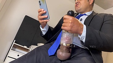 YURI GAÚCHO - ENCONTREI UM MASTURBADOR DENTRO DA MALA - URSO BRASILEIRO XXL TOCANDO PUNHETA COM BRINQUEDO DO COLEGA DA EMPRESA