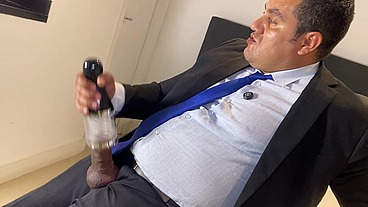 YURI GAÚCHO - ENCONTREI UM MASTURBADOR DENTRO DA MALA - URSO BRASILEIRO XXL TOCANDO PUNHETA COM BRINQUEDO DO COLEGA DA EMPRESA