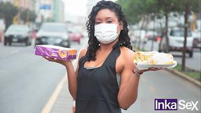 Tremenda morena peruana vendedora de turrones es pillada por comprador pervertido