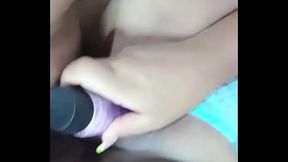 Mi novio mete su polla dentro de mi co&ntilde_o junto con mi vibrador y me corro muy rico sexo real casero