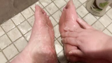 Soapy barefoot teen wipes down fat tattooed BBW feet in shower