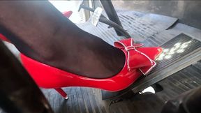 Paula do CRANKING in Van VW : Nylons & red pumps
