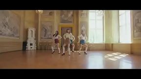 LOONA/yyxy - love4eva (feat. Grimes) (chica del mes)
