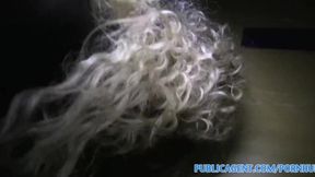 PublicSex Sexy Mädchen mit Brille im öffentlichen Treppenkasten gefickt