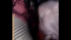 Travesty dotada fazendo a maior sacanagem com seu vizinho