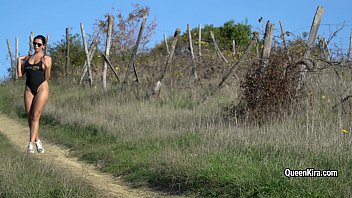 Kira Queen masturbates outdoor