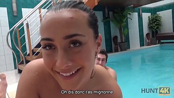 HUNT4K. Brunette Lassie est pr&ecirc_te &agrave_ satisfaire le propri&eacute_taire d'_un petit centre de spa