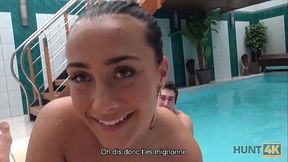 HUNT4K. Brunette Lassie est pr&ecirc_te &agrave_ satisfaire le propri&eacute_taire d'_un petit centre de spa
