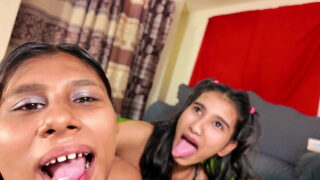 A bunda apertada da irmã é penetrada em um ménage à trois selvagem.