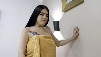 LA TETONA DE MI MADRASTRA ME DICE QUE NO JUEGUE MAS EN EL MOVIL, ME ENSE&Ntilde_A ACCIDENTALMENTE LAS TETAS, ESTAN TAN RICAS QUE ME LA TUVE QUE FOLLAR