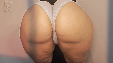Madrastra Culona sexy preparándose para descansar