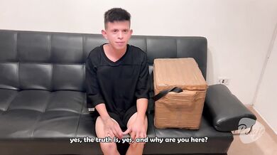 Skinny salesboy from Bucaramanga fattens his curve dick at first porn casting