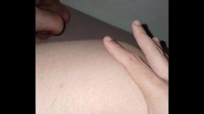 Deitada na cama me divertindo