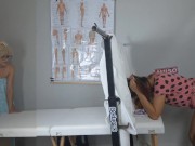 Ginecologista falso fode madrasta e enteada juntos!