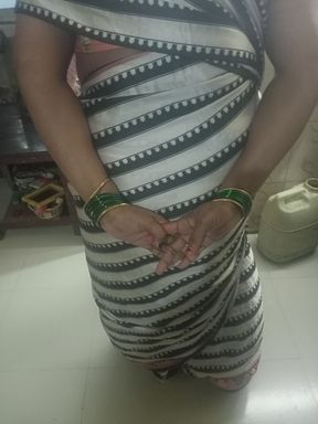 Nichbour aunty bathing&amp; pissing in saree