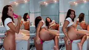 je me masturbe dans ma salle de bain comme une belle salope