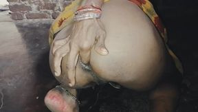 The daughter-in-law tried to seduce her father-in-law by showing her ass