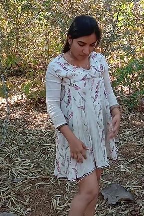 Daring Indian Kamini Bhabhi Getting Fucked in Jungle