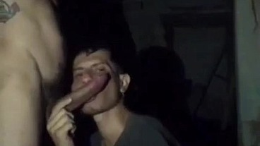 Novinho de 22cm encheu minha cara de leite depois da mamada