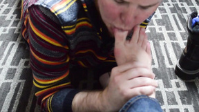 Perverted hunk likes to worship feet & suck those toes