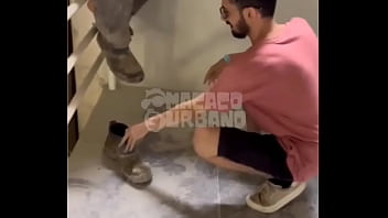 Homem de Minas Gerais sai &agrave_s ruas e cheira chul&eacute_ de um monte de homens. Principalmente os sapat&otilde_es dos trabalhadores