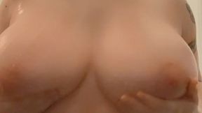eh bah, ca faisait longtemps une petite video sous la douche j’adore ...