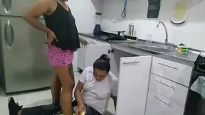 la patrona esta muy rica y cada que pasa cuando estoy haciendo arreglos me muestra su culo