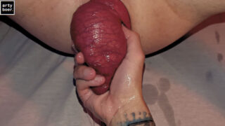 Amateuristisch getatoeëerd homostel houdt van ruige anale vuistpenetratie en masturbatie.